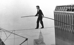 Philippe Petit sul filo tra due torri